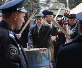 В Крыму митингуют против вандализма на мусульманских кладбищах